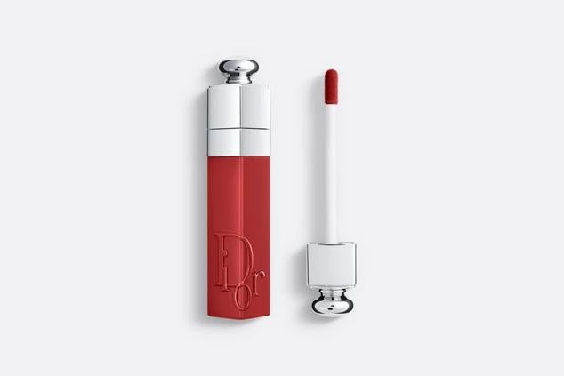Este tinte de labios de Dior no transfiere y dura 12 horas, realzando los labios con un color intenso y un acabado semimate que se funde con la piel para una sensación natural. Compuesto por un 95 % de ingredientes de origen natural, está enriquecido con aceite de cereza para hidratar los labios y aportarles un confort de larga duración. Precio: 38 euros en Dior.