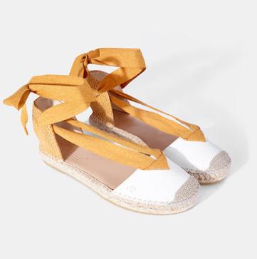 Imagen secundaria 1 - Blusa estampada, vaqueros y alpargatas: el look cómodo de Virginia Troconis que tienes que copiar en primavera y que rejuvenece al instante