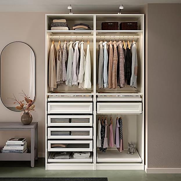 Imagen principal - El armario PAX de IKEA está disponible desde 45 euros.