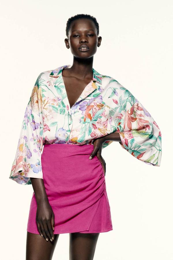 Camisa oversize con mangas amplias por debajo del codo, bolsillos de plastrón delanteros y estampado de flores multicolor. La encontrarás en Zara por 29,95 euros.