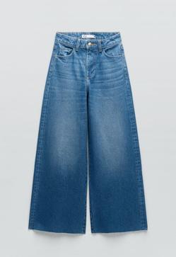 Imagen secundaria 2 - Blusa estampada, vaqueros y alpargatas: el look cómodo de Virginia Troconis que tienes que copiar en primavera y que rejuvenece al instante