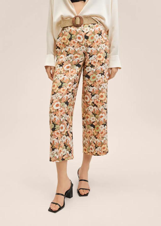 Estampado de flores en tonos salmón y verde para este pantalón culotte de Mango con fruncido elástico en la cintura, dos bolsillos laterales y cinturón con hebilla incluido que podemos comprar por 29,99 euros. 