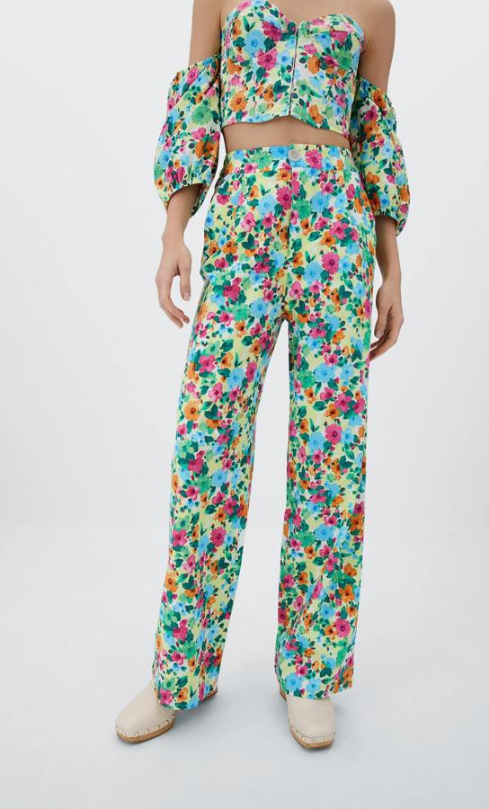 Perneras rectas fluidas para estos pantalones de tiro alto y cierre de cremallera y botón delantero que viene con estampado de flores multicolor y es de Stradiviarius. Cuesta 25,99 euros. 