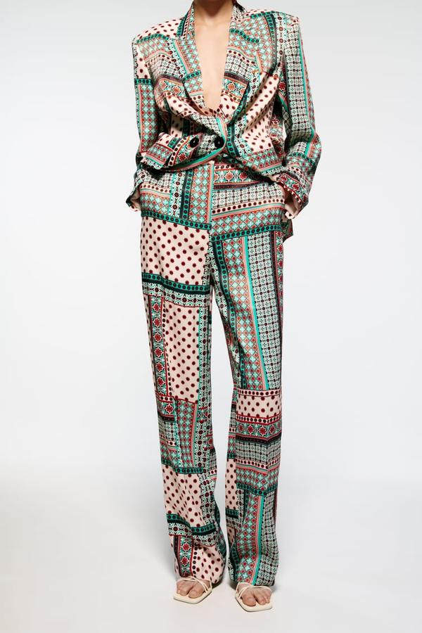 Estampado en tonos salmón y turquesa para este pantalón de tiro alto con bolsillos delanteros y perneras anchas que podemos comprar en Zara por 29,95 euros. 