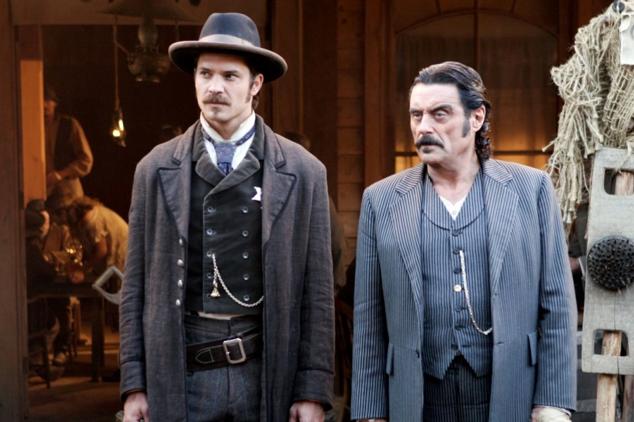 Ambientada en la fiebre del oro del siglo XIX en Estados Unidos, este western transcurre en una ciudad fronteriza en la que la vida vale muy poco. Basada en personajes históricos de la época como Seth Bullock, Calamity Jane o Wyatt Earp, David Milch creó este retrato histórico a partir de los periódicos de la época para relatar la construcción de una sociedad en los momentos más difíciles. Sexo, violencia y todo tipo de problemas para sobrevivir son los ingredientes principales de esta producción compuesta por tres temporadas y 36 episodios que regresó en 2019 con una película. 