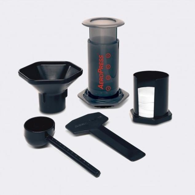 Si estás soltera, o te vas a sumergir en este universo sin que nadie te acompañe en casa, tu cafetera es la Aeropress. Desde 2005 es la herramienta perfecta para cualquier amante del café que busque una taza de café deliciosa, es un aparato ligero y compacto que puedes llevar a cualquier parte y es fácil de limpiar. Podemos encontrarla por unos 35 euros.