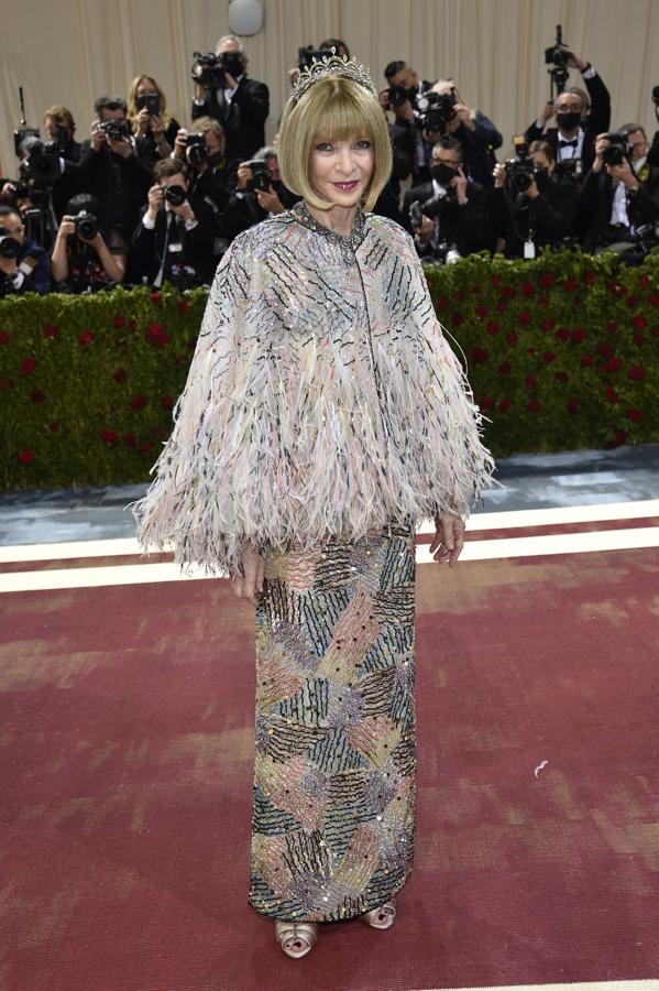 La editora de moda y anfitriona del evento Anna Wintour optó por este diseño de Chanel con pedrería y plumas que combinó con una corona.