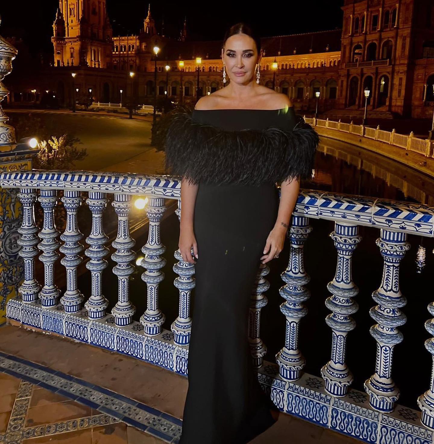 Las plumas son excéntricas, al igual que Vicky, las luce de forma discreta sobre un vestido negro de su colección. Son ese detalle que causaron sensación en la noche de los Premios ELLE Style Awards, en Sevilla. 