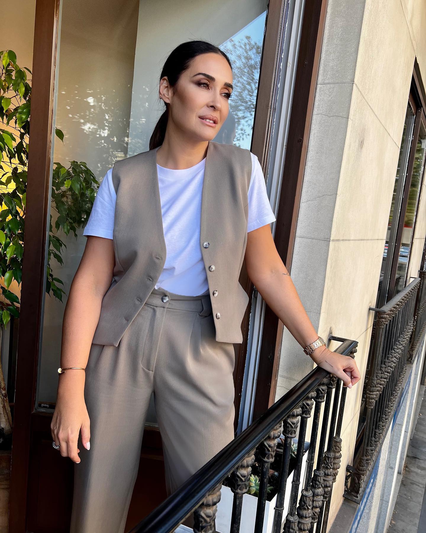 Con un toque sport por la camiseta, este look de tipo sastre demuestra que Vicky tiene bastante aprendidas las lecciones sobre ir clásica, pero con ese toque rompedor a la vez, algo que la define a la perfección. 