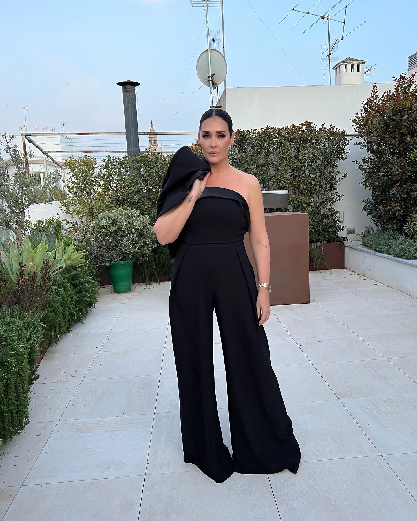 Una de sus últimas apariciones públicas ha sido en la Feria de Abril, donde se lució en el conocido Pescaito, día en el que comienza la gran semana de los sevillanos. Pudimos verla con un mono negro con palabra de honor y de estilo palazzo de su línea de diseños. 