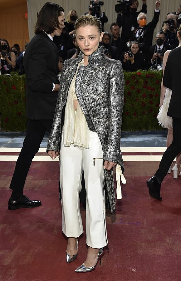 Chloe Grace Moretz se pasó al lado masculino con este look de Louis Vuitton con el que demostró que hay vida más allá del traje de chaqueta o esmóquin y con el que sacó un diez.