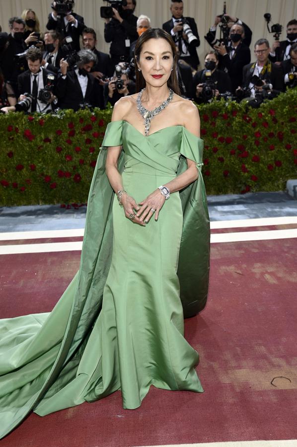 Michelle Yeoh también optó por Prabal Gurung para su look. Un con un vestido verde con capa bastante alejado de la temática.