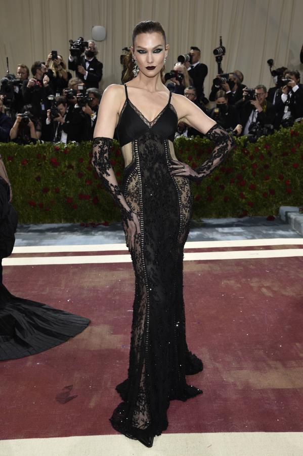 El encaje negro fue uno de los protagonistas de la noche y Karlie Kloss lo demostró con este vestido de Givenchy con diamantes.