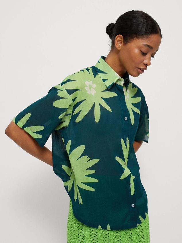 Camisa de Parfois estampada con maxi flores en tonalidades verde claro y oscuro, con silueta holgada y relajada y tejido fino, por 19,99 euros, en dos tallas XS-S y M-L.