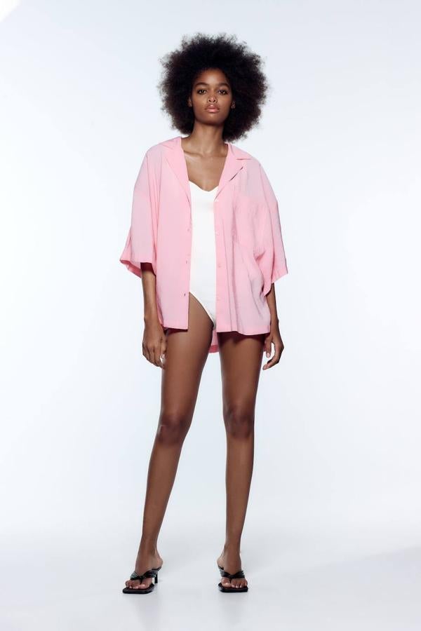 Camisa oversize fluida con cuello solapa de muesca y detalle de bolsillo de parche, en rosa flúor, por 22,95 euros. Disponible en Zara.