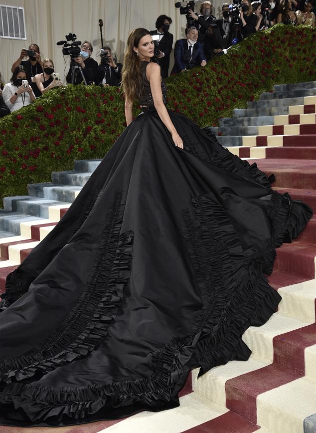 Kendall Jenner ocupó todas las escaleras del MET con este impresionante look de Prada en color negro con top transparente y una falda con volantes XXL.