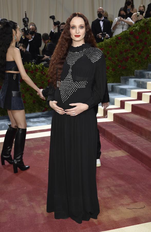 Una embrazada Sophie Turner decepcionaba con un look muy sobrio y alejado de la temática requerida que firma Louis Vuitton.