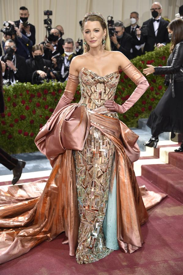 Blake Lively volvió a triunfar en la MET Gala y confirmó porqué es una de las mejores invitadas de este evento gracias a este vestido de Atelier Versace con cristales. Un diseño que transformó en la alfombra roja al soltar la lazada convirtiéndola en una cola XXL.