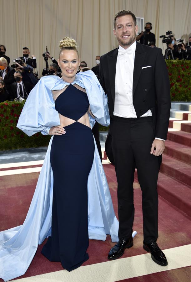 Caroline Wozniacki, que posó junto a David Lee, lo hizo bien gracias a este diseño de Christian Siriano.