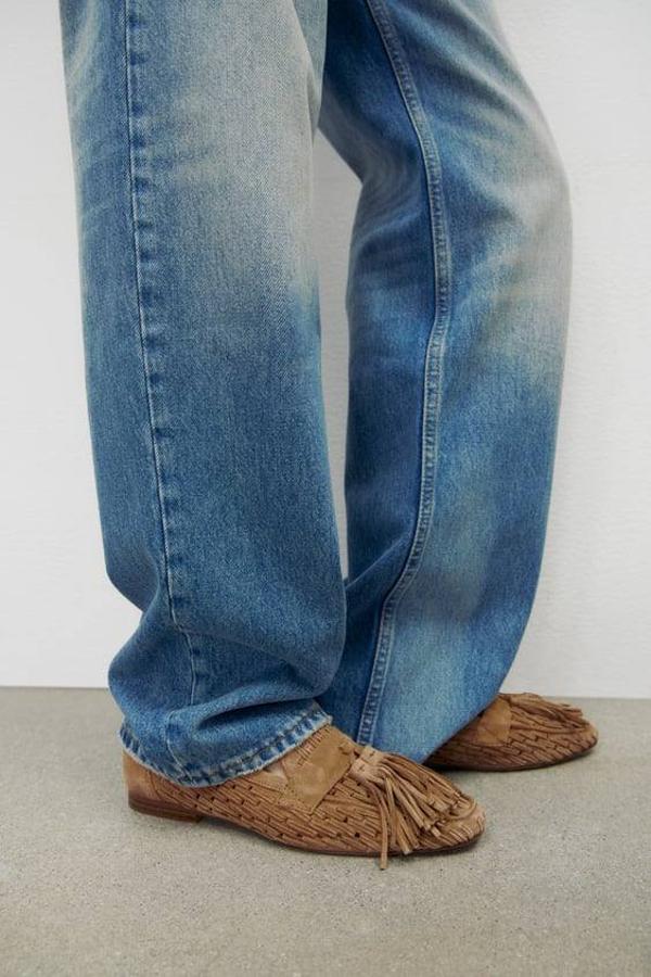 Zara nos trae unos mocasines con borlas en la parte delantera