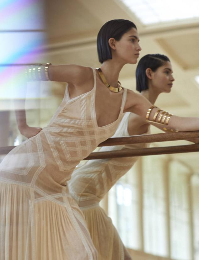 Vestido de Teresa Helbig y collar y brazaletes de Suma Cruz.