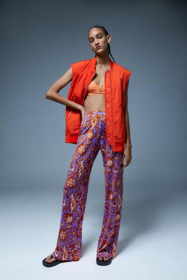 Pantalón largo de tejido elástico y fluido con tiro alto, goma en la cintura y pierna ancha. Está disponible entre la talla S y la XL y en 3 modelos. El primero con estampado de flores en morado y naranja. El segundo, con motivos geométricos en azul, crudo y burdeos. Y, el tercero, en floral print retro en tonos violeta, rosa y mostaza. Perteneciente a la colección de Sfera, el precio es de solo 17,99 euros.