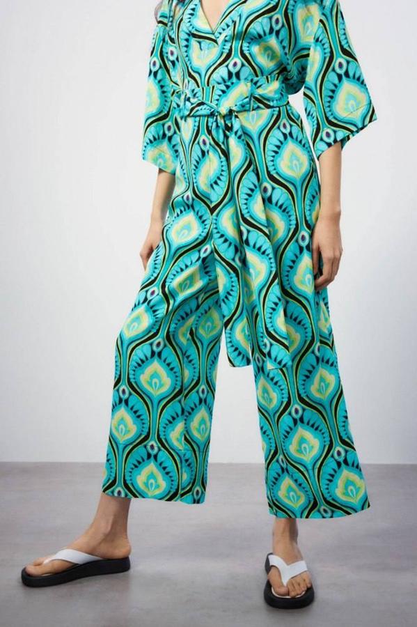 Pantalón confeccionado en tejido fluido y fresco con pernera amplia. Se decora con un estampado geométrico en colores verde y negro. Es un diseño suelto y holgado, con tiro alto, cintura ancha y detalle de trabillas para el cinturón. También incluye un cinturón de lazada en el mismo tejido. Lo encontrarás en Sfera por un precio de 35,99 euros y de la talla S a la XL.