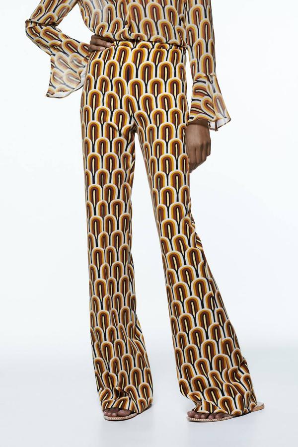 Pantalón largo tipo flare con estampado geométrico retro en tonalidades marrón. Es un modelo de tiro alto, con bajo acabado en línea evasé y cierre de cremallera lateral oculto. Acaba de llegar a las novedades de Zara y lo puedes conseguir a 39,95 euros, en tallas que van de la XS a la XXL.