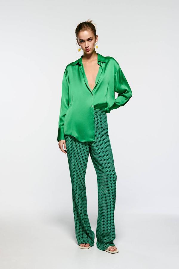 Pantalón amplio con estampado geométrico en tonos verde. Este diseño tiene pernera recta, ancha y fluida, tiro alto con cintura elástica en la parte posterior y cierre frontal con cremallera y gancho. También dispone de dos bolsillos laterales. Es de Zara y cuesta 29,95 euros. Lo puedes comprar de la talla XS a la XL.