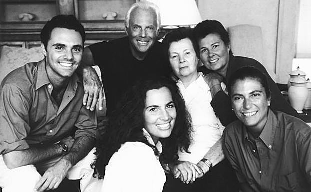 Giorgio Armani posa con su madre, Maria, su hermana Rosanna y sus tres sobrinos, Andrea, Roberta y Silvana, a mediados de los 90.