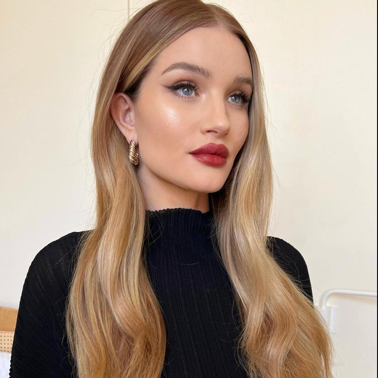 Pincha en la imagen para ver los productos más efectivos para aportar volumen y textura al cabello fino y presumir de una melena de anuncio.