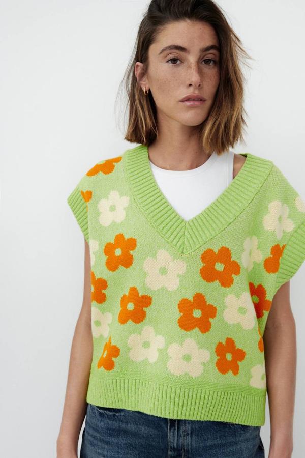 Chaleco de punto jacquard con maxi flores, diseño oversize, manga sisa con hombro caído, escote de pico y acabados en rib, color verde, amarillo y naranja, a 25,95 euros. Lo encontrarás en Zara en las tallas S, M y L.