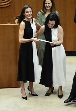 Imagen secundaria 2 - La reina Letizia estrena vestido de Mango elegante, barato y muy favorecedor... ¡Y coincide con una investigadora que lo lleva igual!