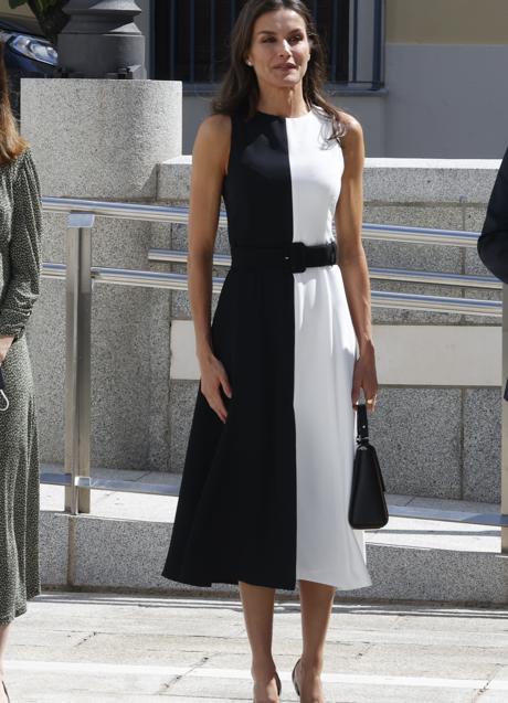 La reina Letizia fue de las primeras en llevar la tendencia bicolor con este vestido de Mango.