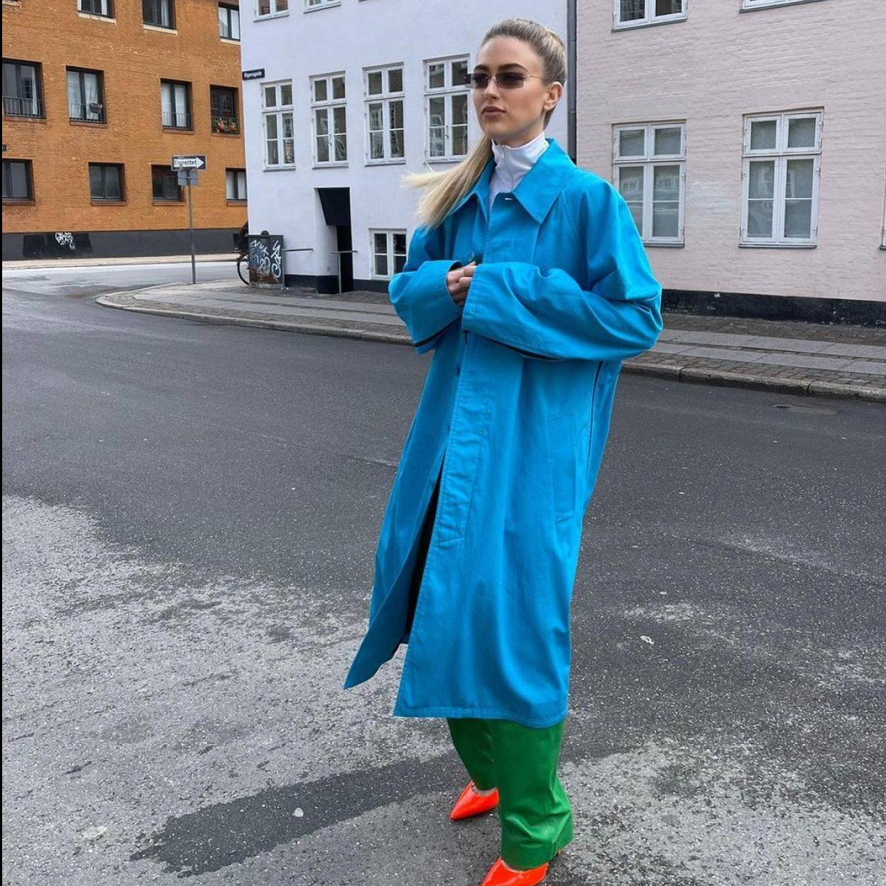 Pincha en la imagen para ver Pantalones, bailarinas y bolsos: nuestros favoritos en color morado para conseguir un look de diario que sea favorecedor