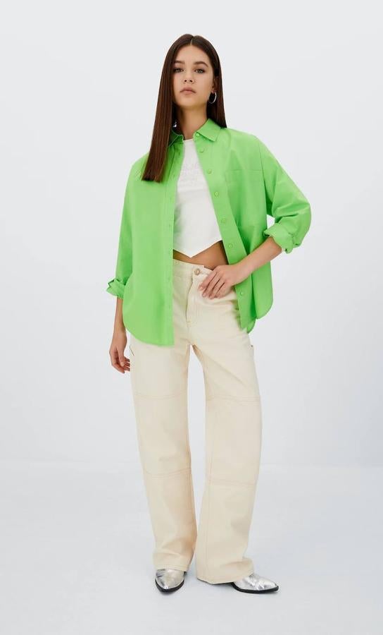 Camisa básica con manga larga, cuello solapa, bolsillo de plastrón y cierre de botones color verde de Stradivarius. La puedes encontrar de la talla XS a la XL por un precio de 17,99 euros.