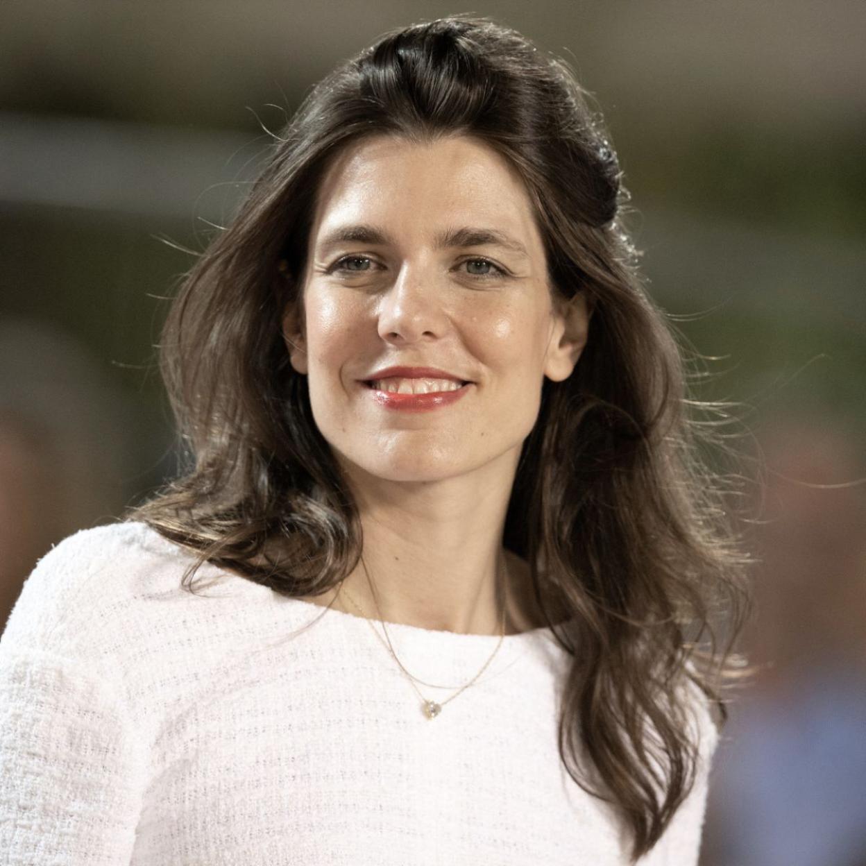 Pincha en la imagen para descubri más prendas con estampado de lunares.