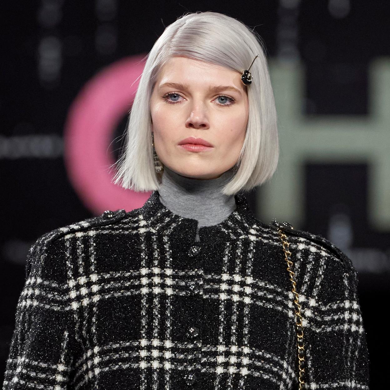 Este champú para el pelo blanco de peluquería matiza, ilumina y fortalece el cabello