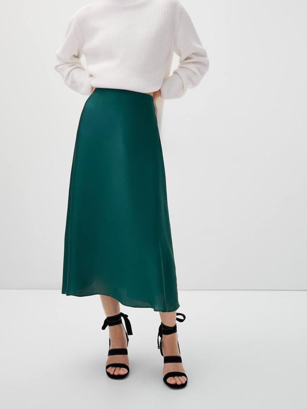 Falda larga satinada con tiro alto, confeccionado en tejido fluido y con corte amplio, color verde oscuro. Pertenece a la colección de Massimo Dutti y está disponible en tallas que van de la 34 a la 42. ¿Su precio? 69,95 euros.