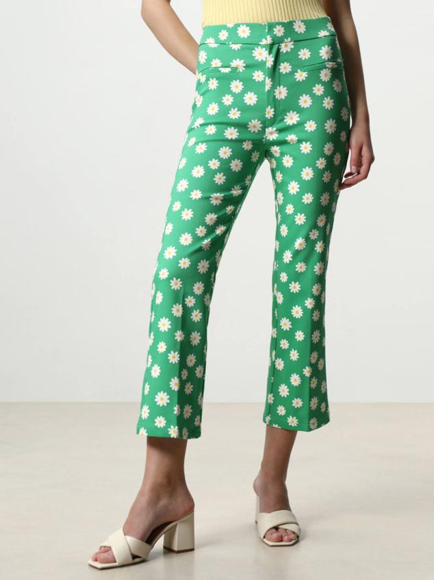 Pantalón de tiro alto con bajo ligeramente acampanado, en color verde medio con estampado de flores. Está disponible en Lefties, entra las tallas 34 y la 46, a solo 15,99 euros.