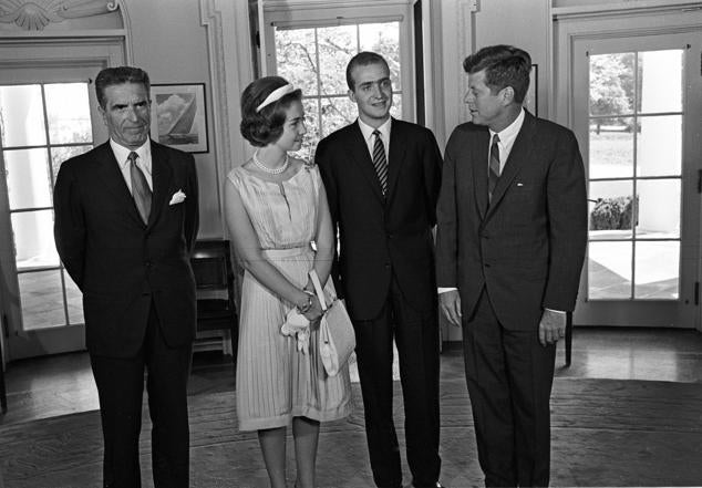 En plena luna de miel, los reyes visitaron Estados Unidos. El 30 de agosto de 1962, el propio JFK les recibió en la Casa Blanca y mantuvo con ellos un encuentro formal de una media hora. Doña Sofía lució otro de los clásicos de la época, un vestido de seda desmangado de cuello redondeado, abertura en el pecho y falso plisado.