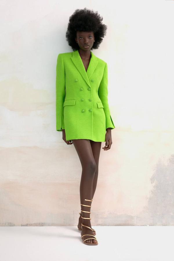 Vestido blazer confeccionado en tejido de estructura, con diseño cruzado y cierre de doble botonadura a tono, color verde flúor, de Zara. Lo encontrarás por 79,95 euros, de las tallas XS a la XXL.