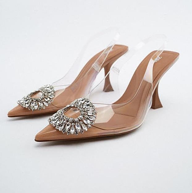 Imagen principal - Virginia Troconis ha encontrado en Zara los zapatos destalonados y de tacón cómodo que parecen de lujo y los ha llevado en este look perfecto