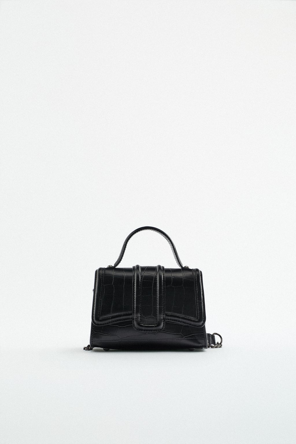 Aunque el color negro suele quedar relegado a un segundo plano cuando suben las temperaturas, esta temporada se queda con nosotras. Un mini bolso de asa corta será la excusa perfecta para lucir este elegante tono. Bolso negro de Zara (22,99 euros) 