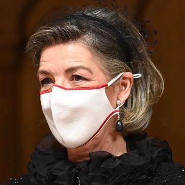 Imagen secundaria 1 - El truco de Carolina de Mónaco para hacer de su long bob con canas un look rejuvenecedor: volumen, efecto natural y accesorios muy fáciles de copiar