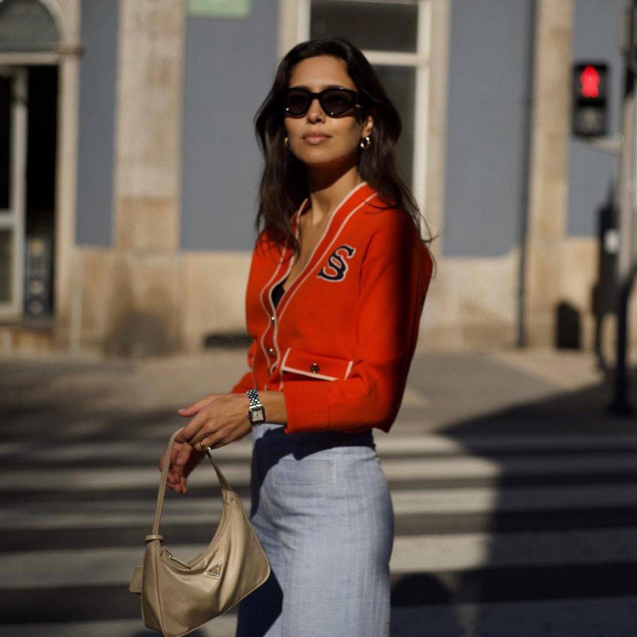 Pincha en la imagen para ver 13 camisetas por menos de 10 euros que querrás para ir a la oficina porque son súper cómodas y sientan de maravilla a cualquier edad