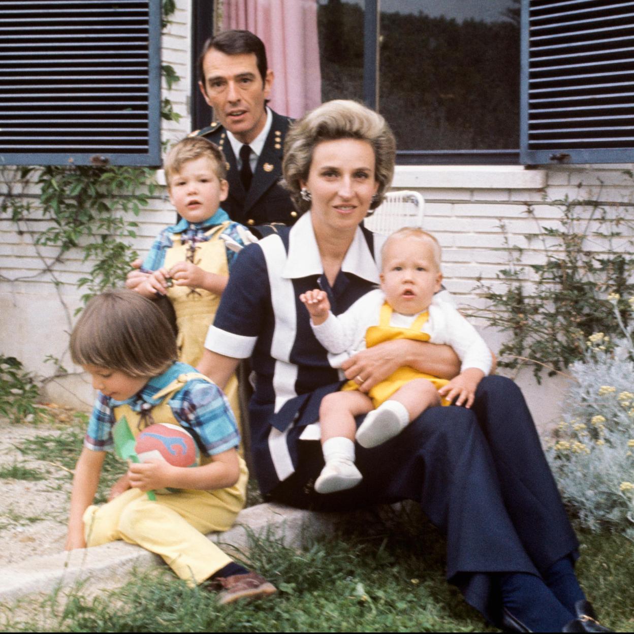 La infanta doña Pilar de Borbón con su marido, y tres de sus hijos en una foto de los años 80.
