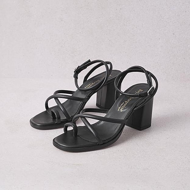 Imagen principal - Querrás llevar las sandalias Mara a diario y con tus looks más especiales