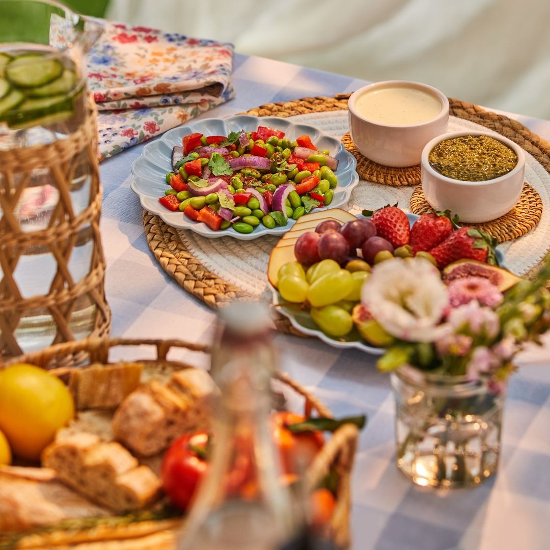 Una comida o cena al aire libre será mucho más apetecible con estos accesorios y menaje de mesa de Primark Home, por 2.50 euros.