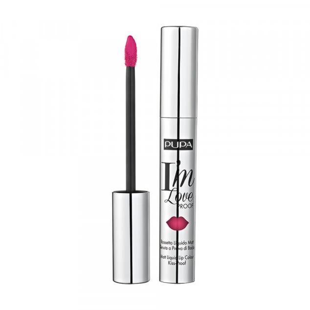 I’m Loveproof es un labial líquido con acabado mate que proporciona un color intenso y duradero sin necesidad de retoques. Disponible en doce colores, cuenta con un aplicador con forma cónica que permite conseguir unos labios perfectos y definidos en una sola pasada. (12,99 euros)